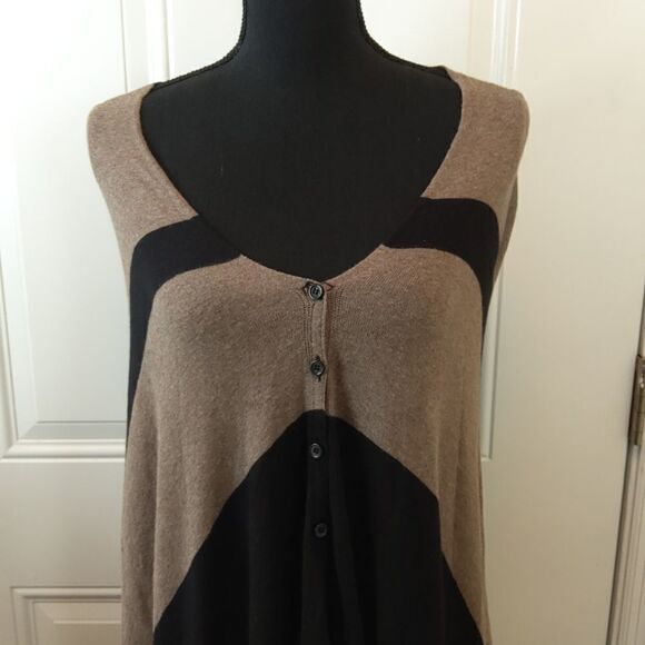 Stylus button front black & taupe shark bite cape - Picture 2 of 9